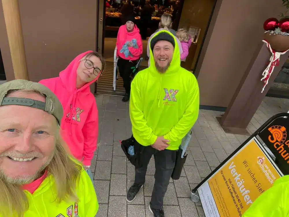 Team der Fix-Fensterreinigung vor der Bäckerei Schuhbeck in Ruhpolding