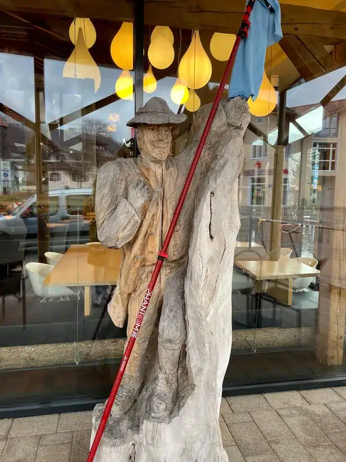 Verglasung mit Holzfigur im Eingangsbereich der Bäckerei Schuhbeck