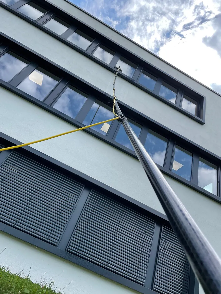 Reinwasserreinigung hoher Fenster mit Teleskopbürste in Bernau