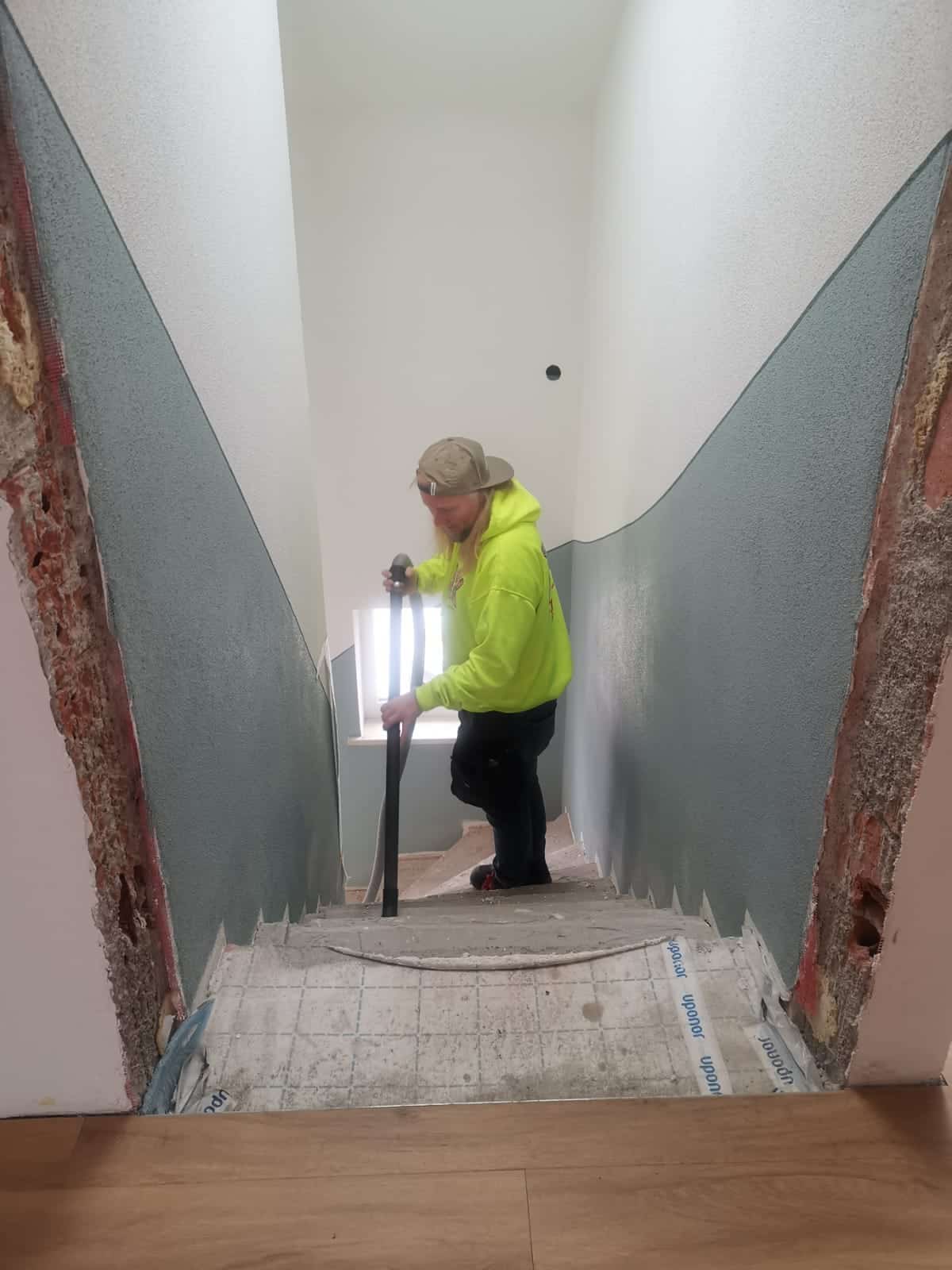 Absaugen einer Treppe während Renovierungsarbeiten