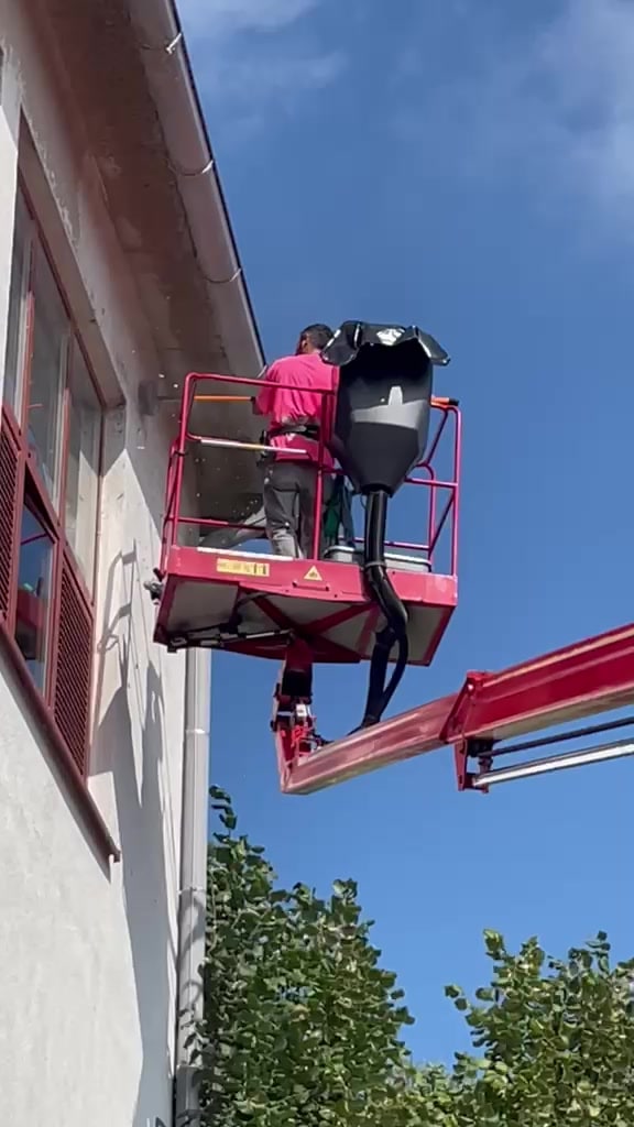 FIX-Mitarbeiter auf einer Hubarbeitsbühne bei der Fassadenreinigung an der Wäscherei Abel