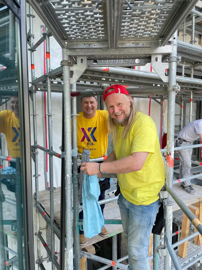 Fix-Team bei der Fenstergrundreinigung auf dem Gerüst in Rosenheim
