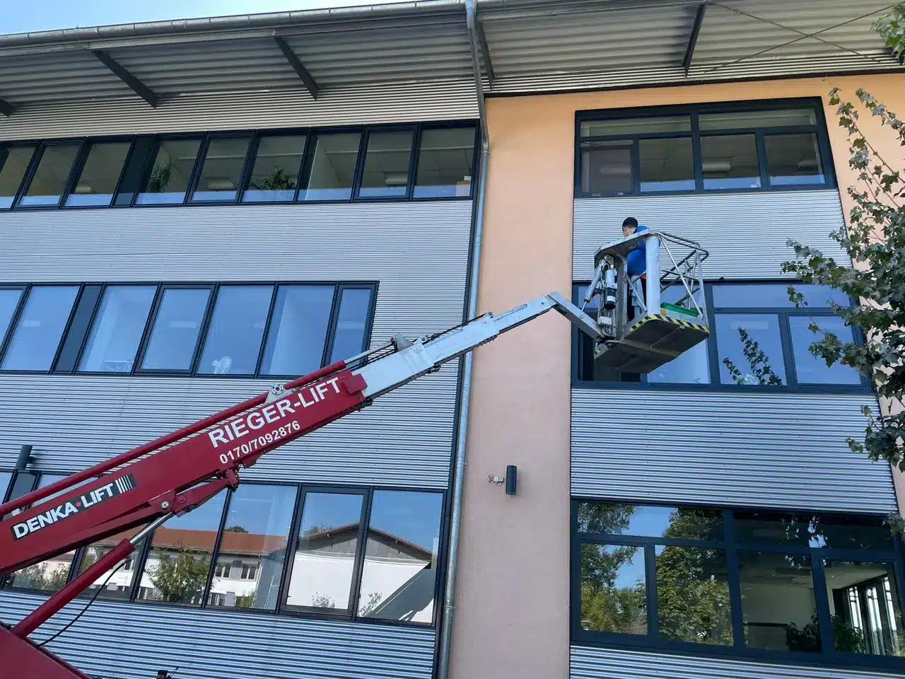 Fensterreinigung mit einer Hubarbeitsbühne am LKZ Prien