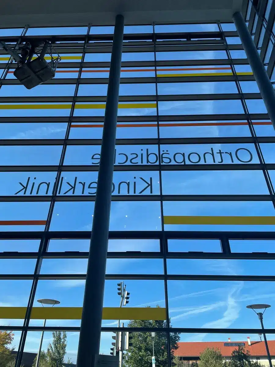 Hohe Glasfassade im HPZ Aschau mit Arbeitskorb im Innenbereich