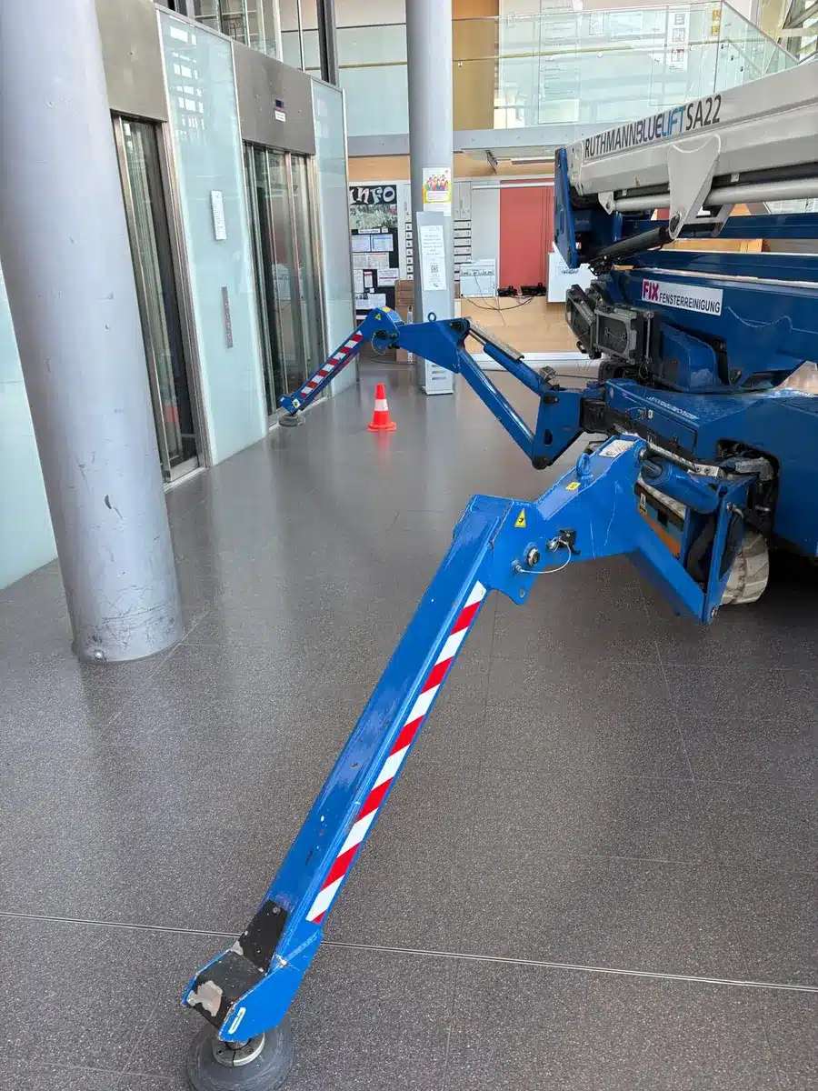 Aufgestellte Hubarbeitsbühne im Atrium des HPZ Aschau