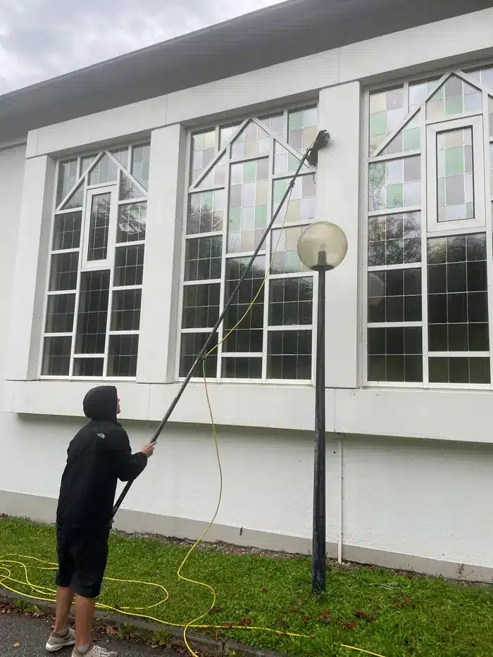 Außenreinigung am HPZ Ruhpolding mit wasserführender Teleskopbürste