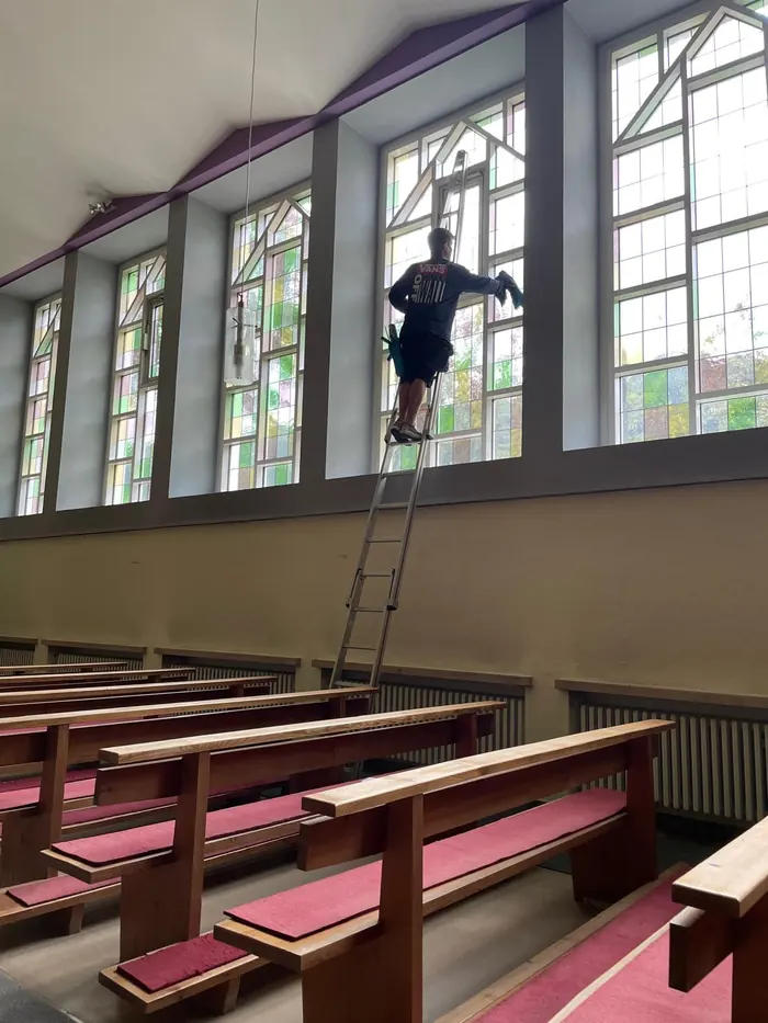 Fensterreinigung im Innenraum am HPZ Ruhpolding