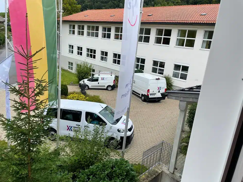 Fahrzeuge der Fix-Fensterreinigung am HPZ Ruhpolding