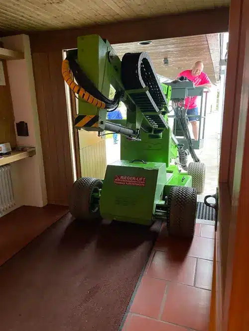 Kompakte Hubarbeitsbühne wird durch den Kircheneingang in Siegsdorf gefahren