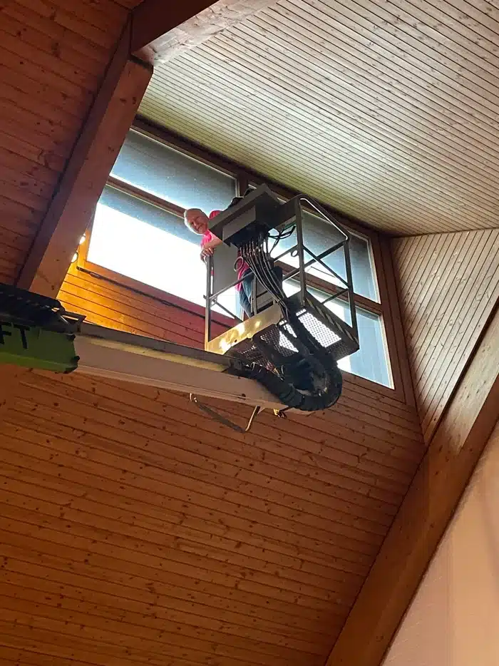 Hubarbeitsbühne an den hoch gelegenen Kirchenfenstern in Siegsdorf