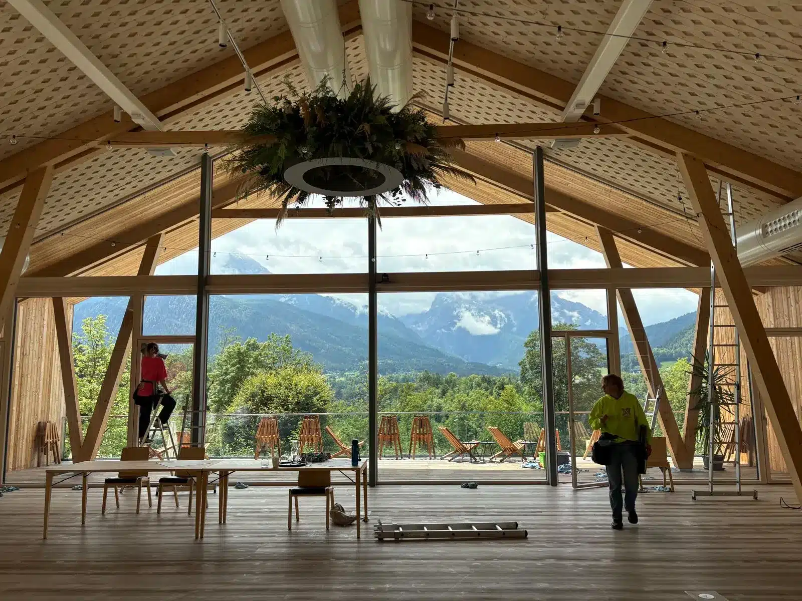 Fensterreinigung an den Panoramafenstern im Kulturhof Hotel im Berchtesgadener Land