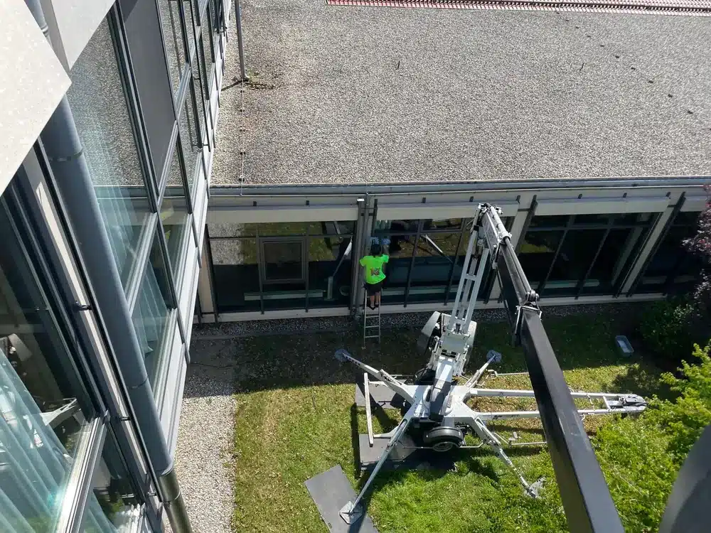 Fensterreinigung an der Glasfassade beim Medical Park in Bernau