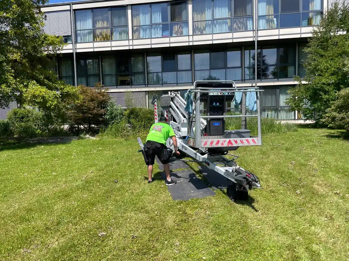 Unser Team mit Hubarbeitsbühne beim Medical Park in Bernau