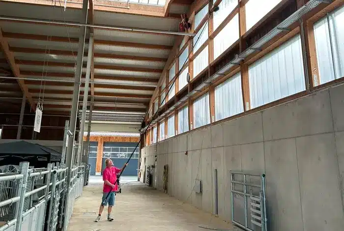 Reinwasserreinigung hoher Hallenfenster beim Rinderzuchtverband Traunstein