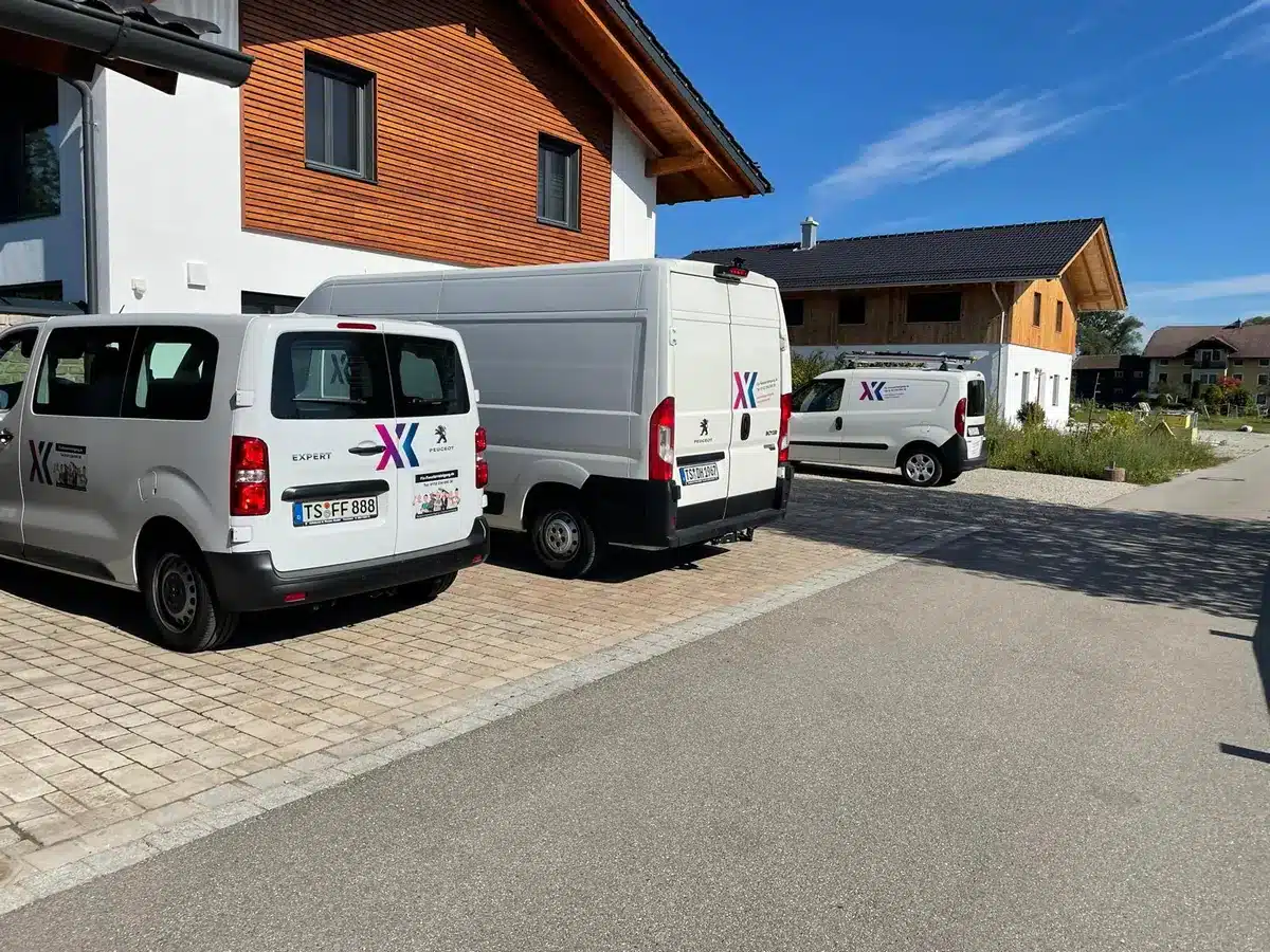 Fahrzeuge der Fix Fensterreinigung beim Einsatz in Übersee
