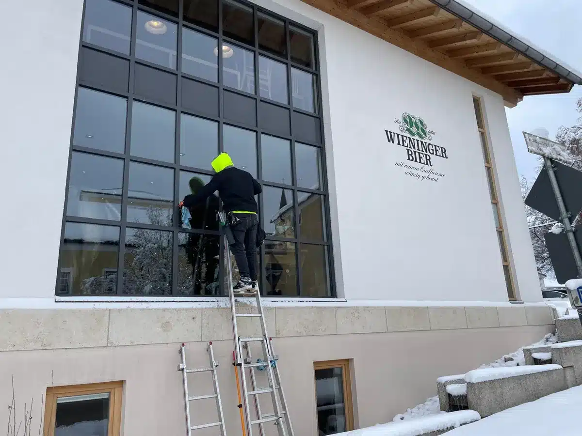 Glasreinigung an der großen Fensterfront bei der Brauerei Wieninger in Teisendorf