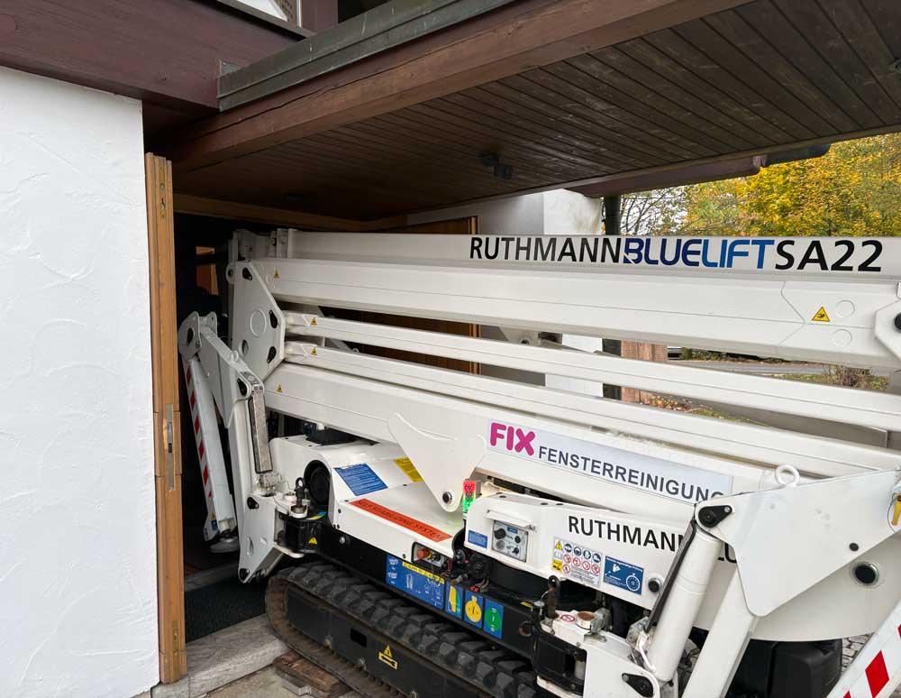 Kompakte Raupenarbeitsbühne bei der Einfahrt durch die Kirchentür