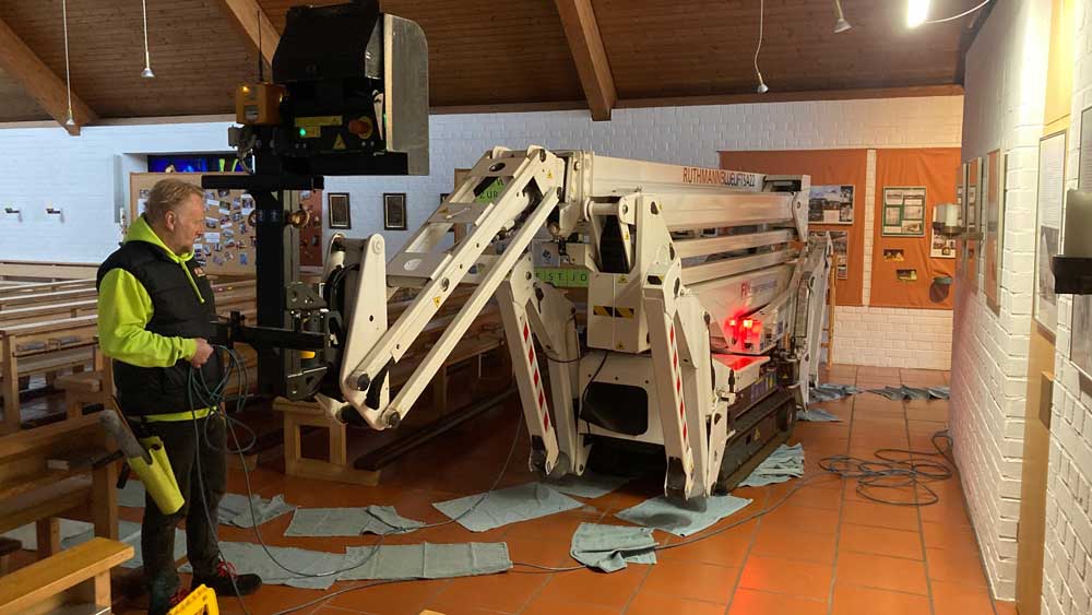 Vorbereitung der Raupenarbeitsbühne im Kirchenraum von St. Josef