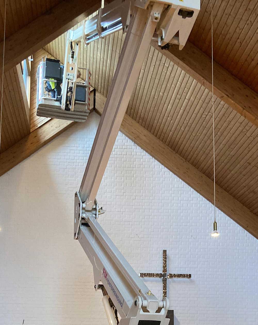Arbeitskorb an den hoch gelegenen Innenfenstern der Kirche St. Josef